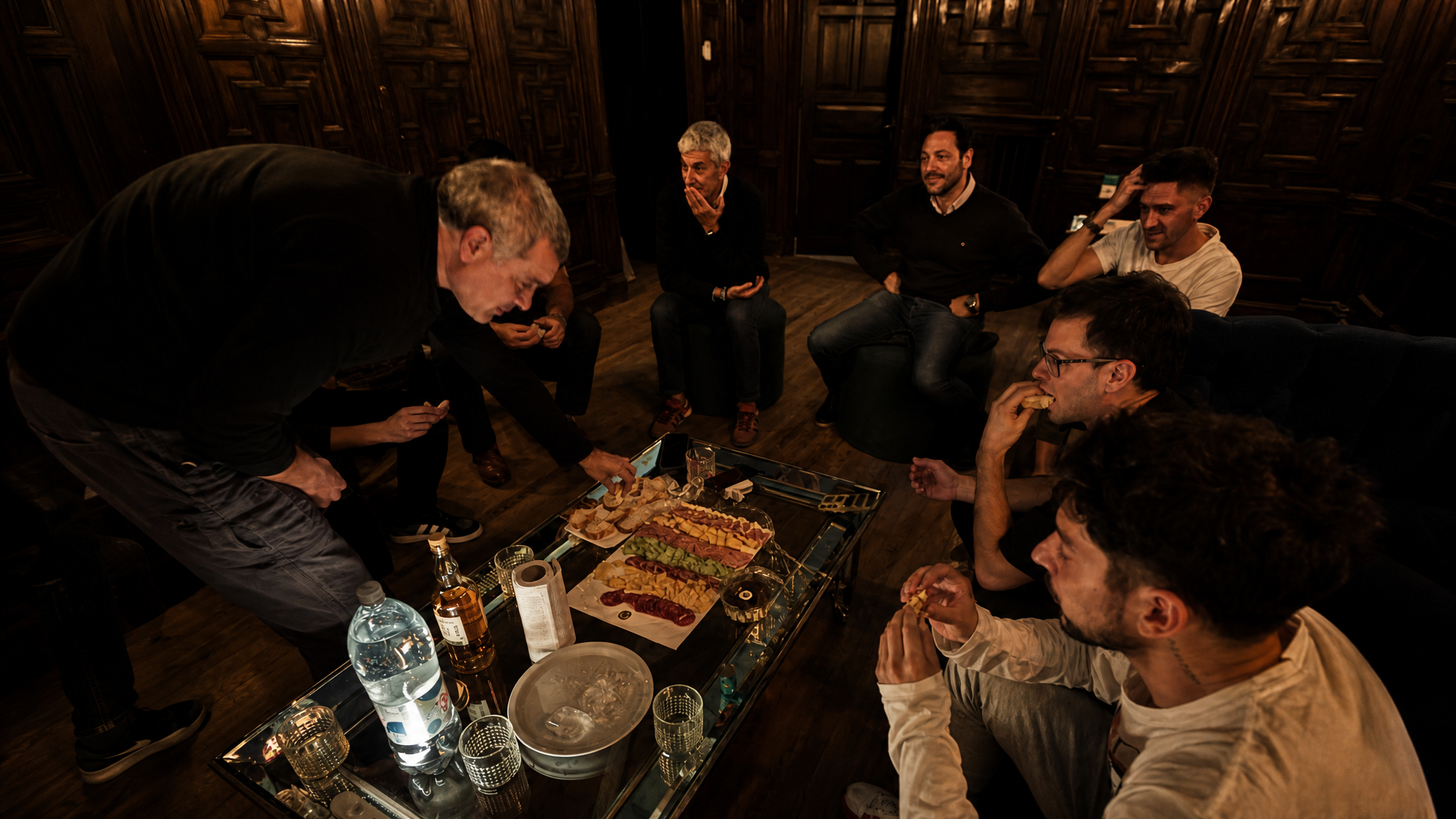Grupo de hombres reunido en un espacio calido de trabajo